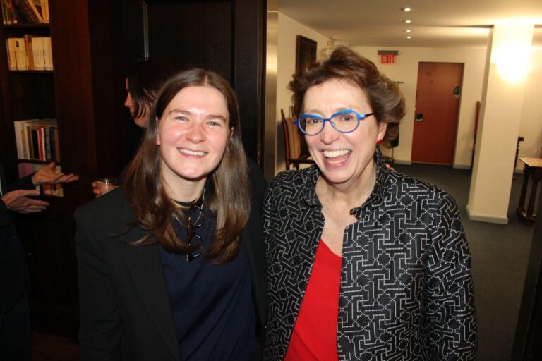 Two women smilint